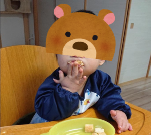 ごはんを詰め込む息子